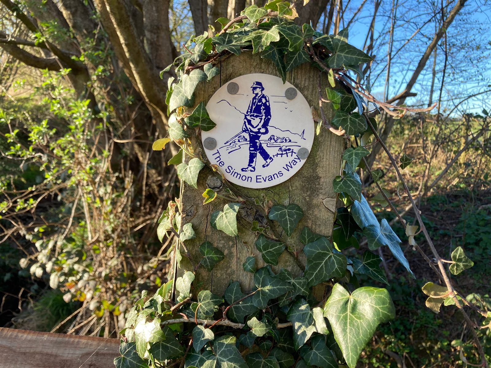 Waymark for the Simon Evans Way footpath beside Reaside Farm