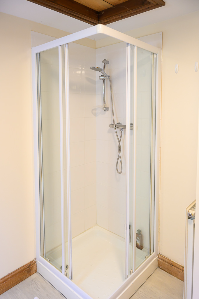 The Hayloft shower room, alternate view