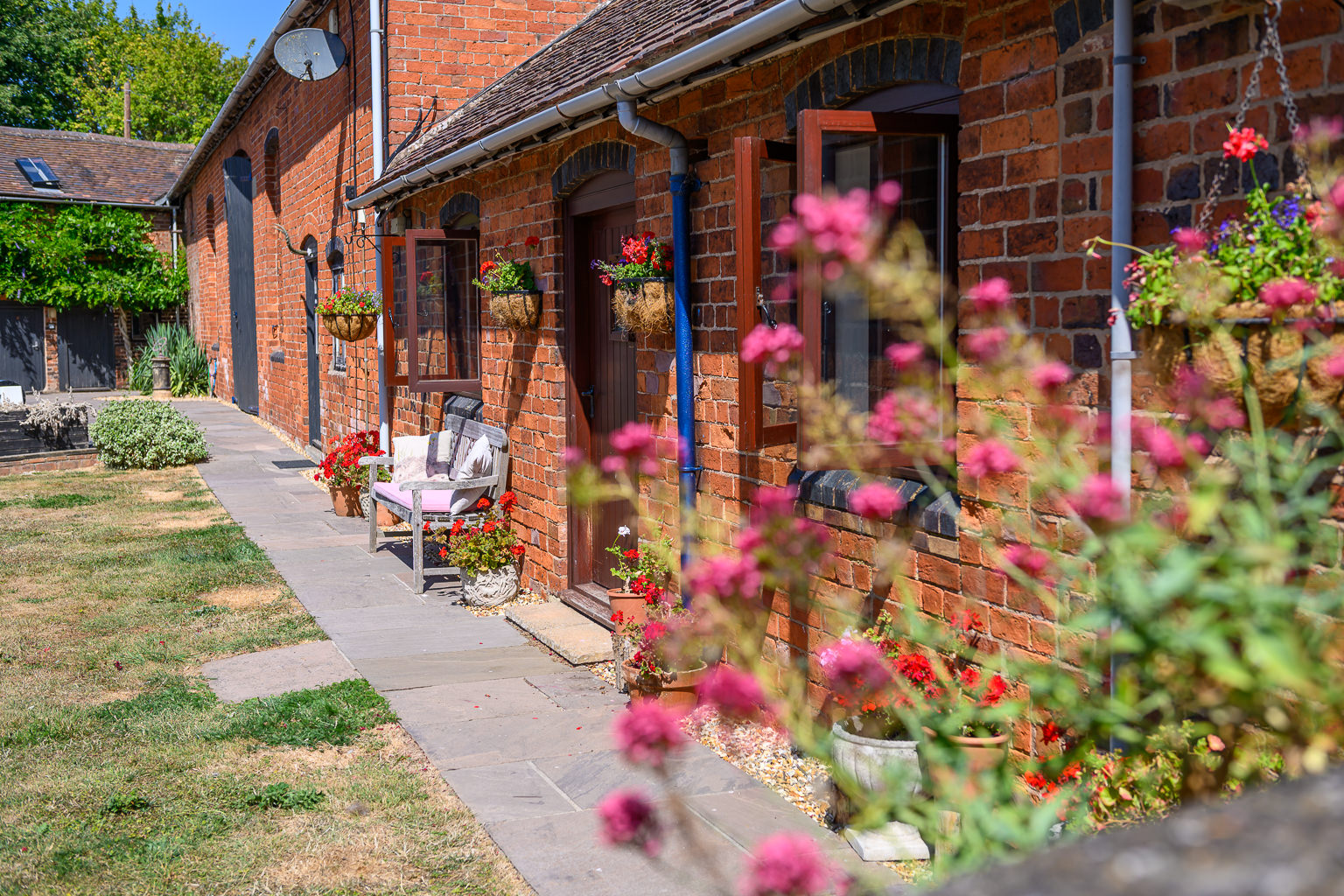 Kingfisher cottage exterior, alternate view