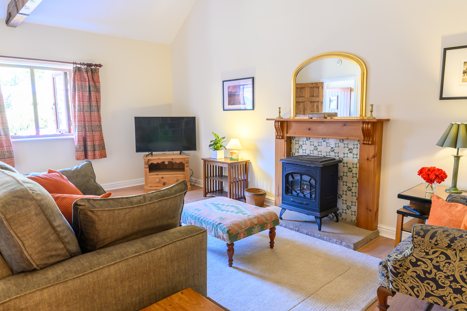 Kingfisher sitting room, alternate view