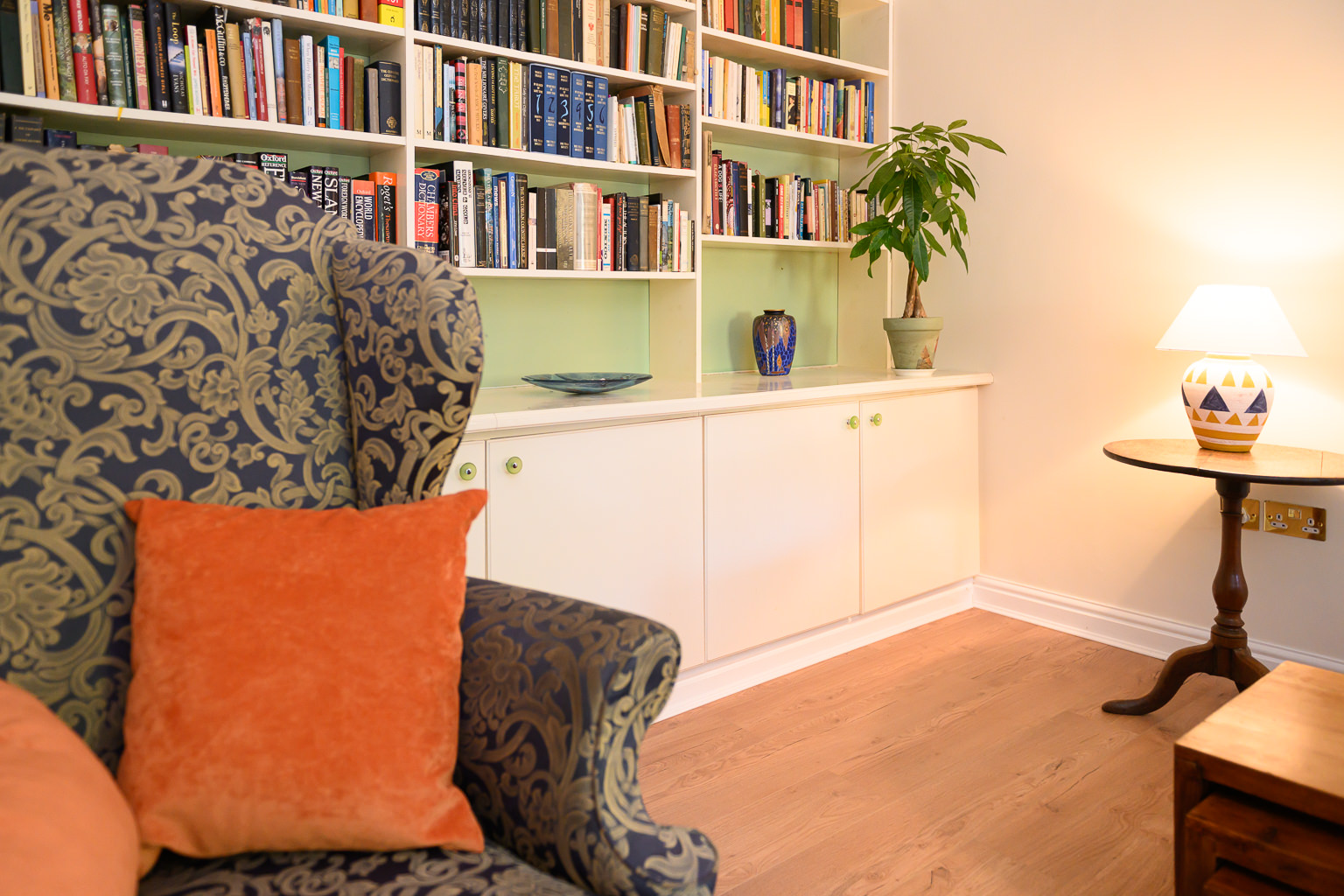 Kingfisher sitting room, alternate view